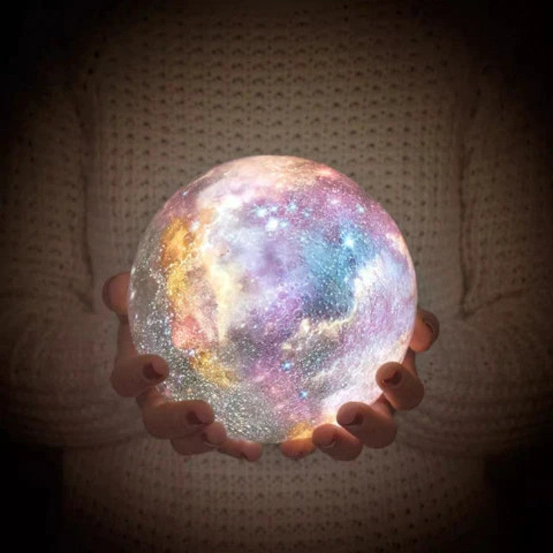 Detalle de la lámpara de luna galaxia LED con su superficie texturizada, emitiendo una luz ambiental suave.