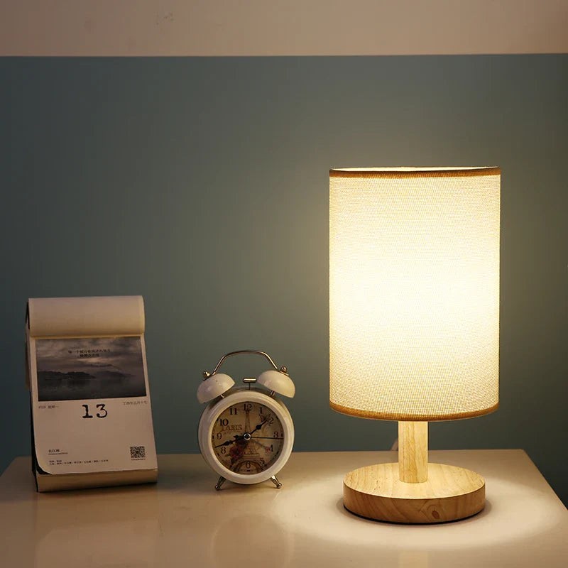 Lámpara de mesa LED con base de madera. Control táctil. Perfecta para crear ambiente en casa.