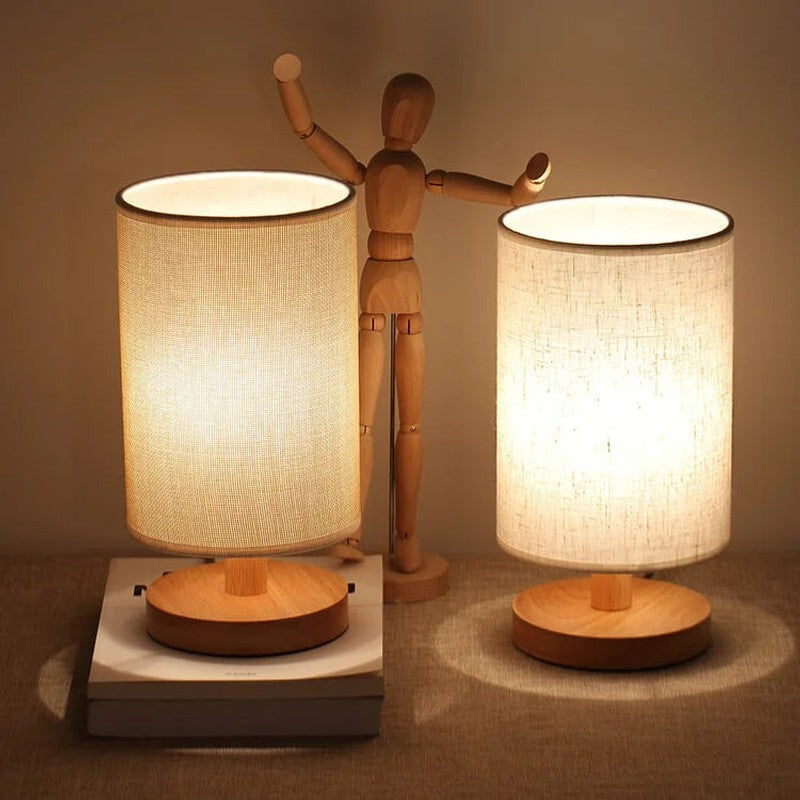 Lámpara LED de mesa estilo minimalista con base de madera y control táctil para decoración del hogar.