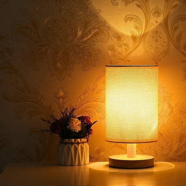 Lámpara de noche LED táctil cilíndrica, base de madera. Perfecta para ambientes japandi o escandinavos.