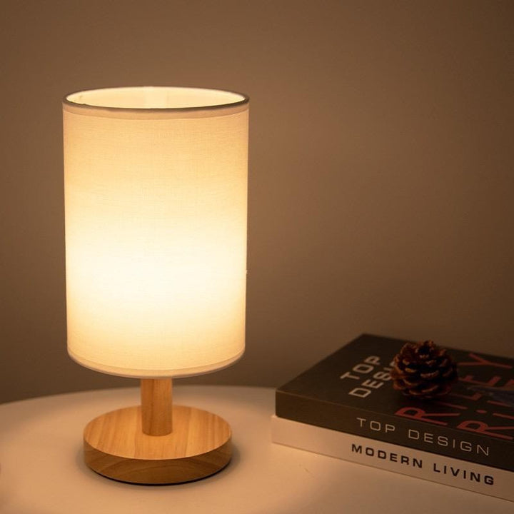 Iluminación interior: lámpara de mesa LED cilíndrica táctil con base de madera. Estilo minimalista.