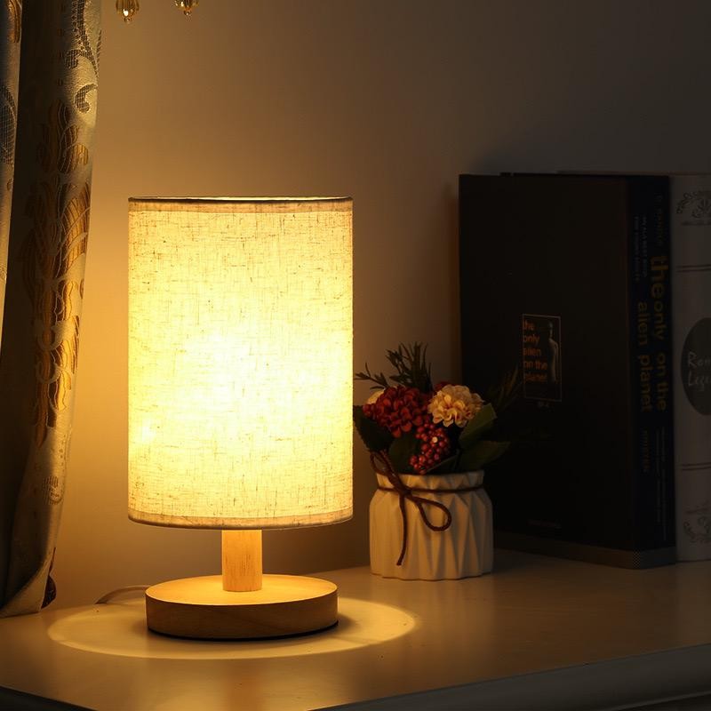 Lámpara LED de mesa con control táctil. Diseño cilíndrico, base de madera. Decoración hogar escandinava.