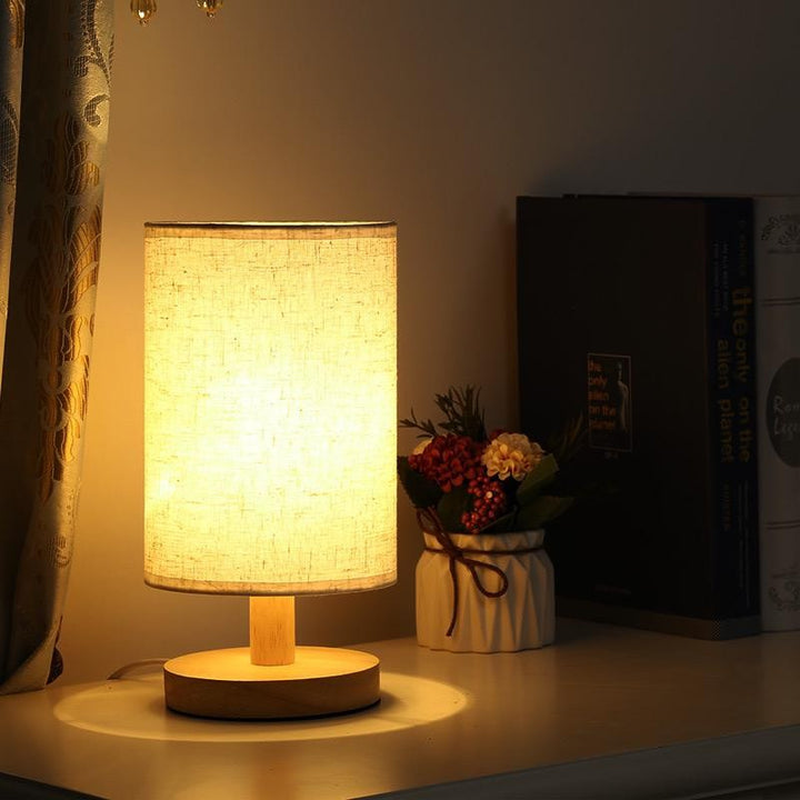 Lámpara LED de mesa con control táctil. Diseño cilíndrico, base de madera. Decoración hogar escandinava.