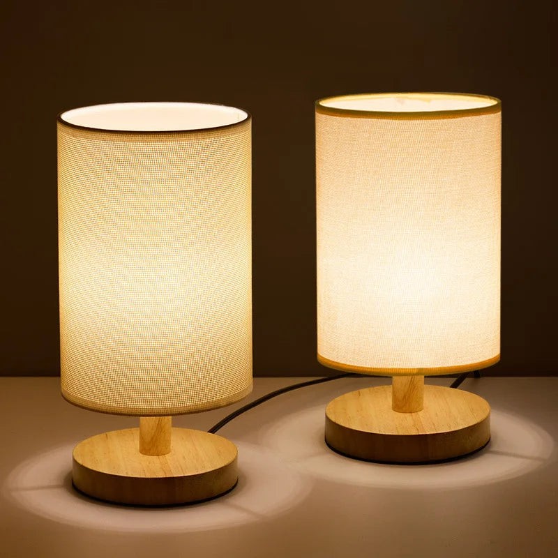 Lámpara de mesa LED con base de madera, diseño cilíndrico y control táctil para iluminación moderna.