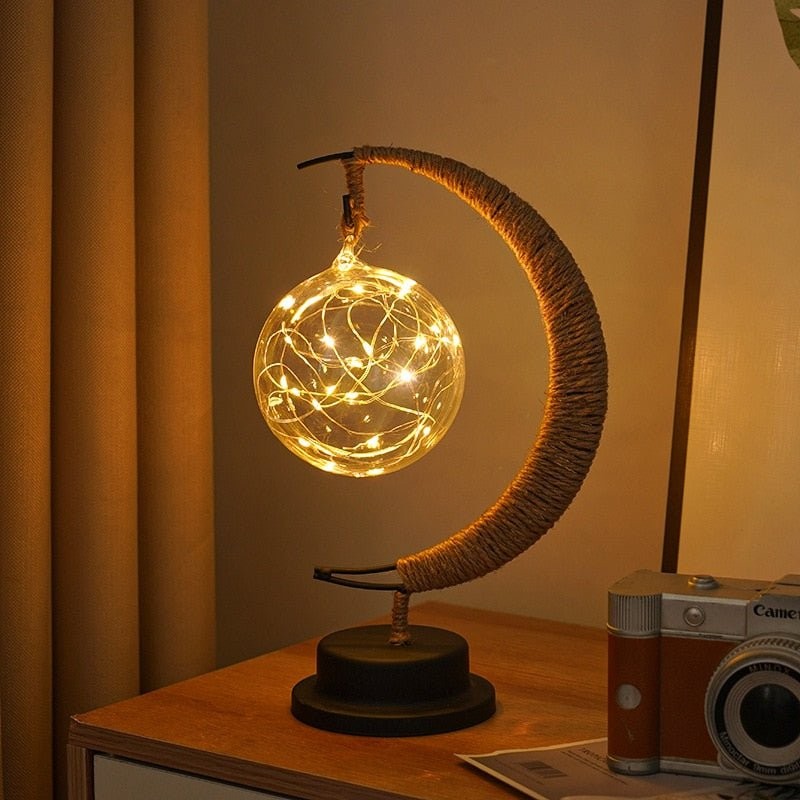 Lámpara de mesa LED luna creciente decorativa para dormitorio. Luz ambiental única, iluminación interior.