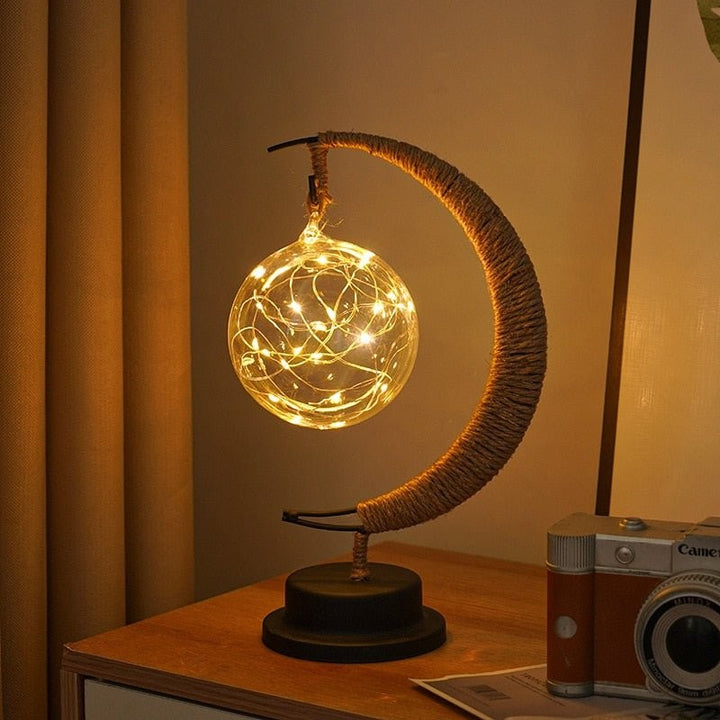 Lámpara de mesa LED luna creciente decorativa para dormitorio. Luz ambiental única, iluminación interior.