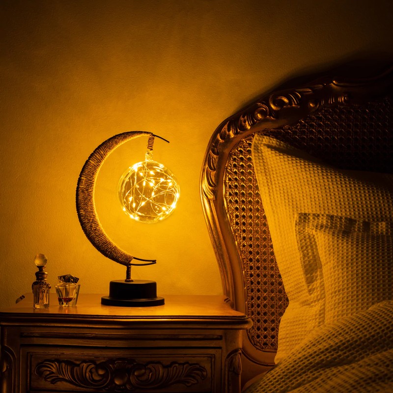 Elegante lámpara de luna creciente LED, ideal para dormitorio. Aporta luz ambiental y diseño único al hogar.