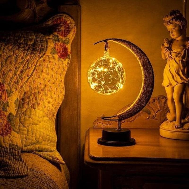 Iluminación interior: lámpara LED de luna creciente. Regalo original y funcional para decorar cualquier espacio.