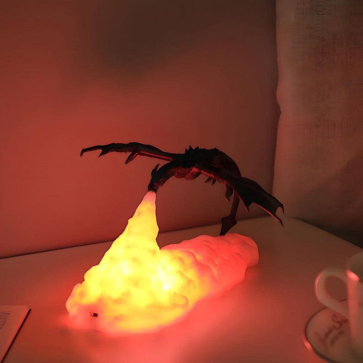 Lámpara de mesa decorativa con figura de dragón de fuego místico. Iluminación cálida para ambiente de fantasía en el hogar.