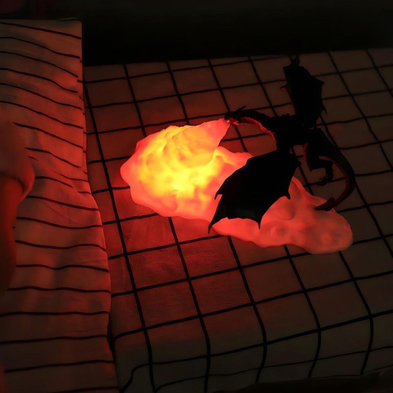 Dragón místico de fuego, lámpara de mesa decorativa que añade un toque de fantasía al hogar con su luz ambiental.