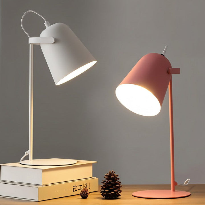 Lámpara de mesa cónica moderna rosa, orientable. Ideal para luz de lectura en escritorio u oficina.