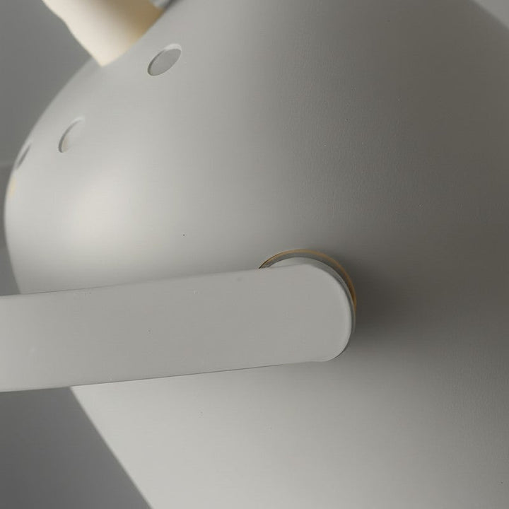 Lámpara de mesa orientable con pantalla cónica blanca, diseño escandinavo para decoración del hogar.