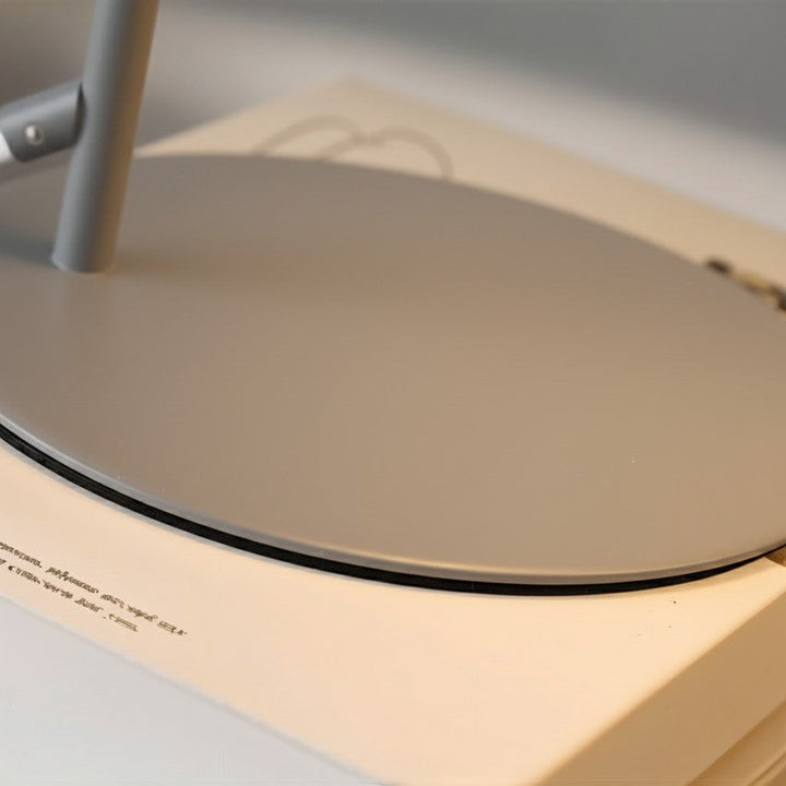 Diseño escandinavo: Lámpara de mesa cónica gris orientable, ideal para iluminación interior moderna.