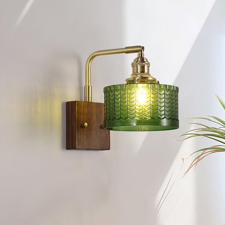 Lámpara de pared moderna con brazo metálico y pantalla de vidrio, ideal para luz ambiente y decoración del hogar.