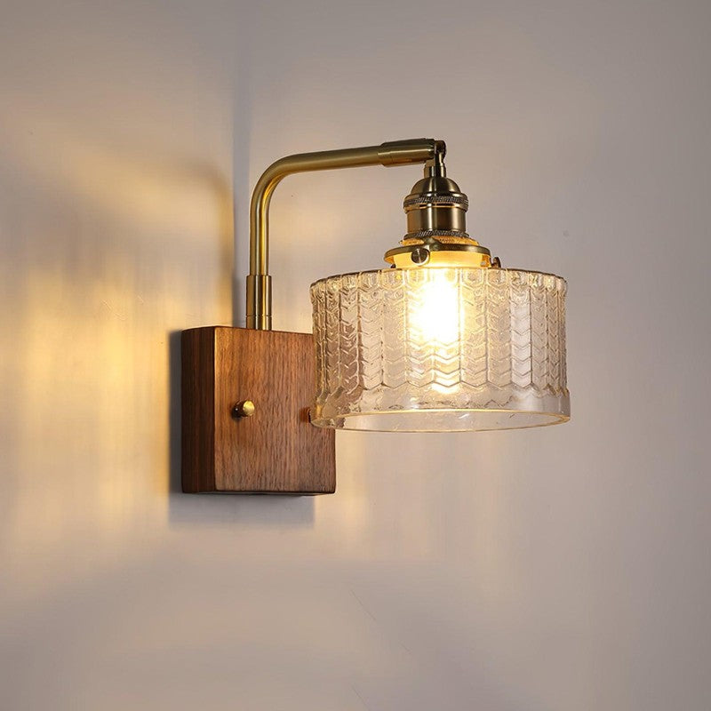 Iluminación moderna: lámpara de pared con brazo de metal y pantalla de vidrio. Perfecta para decoración y luz ambiente.