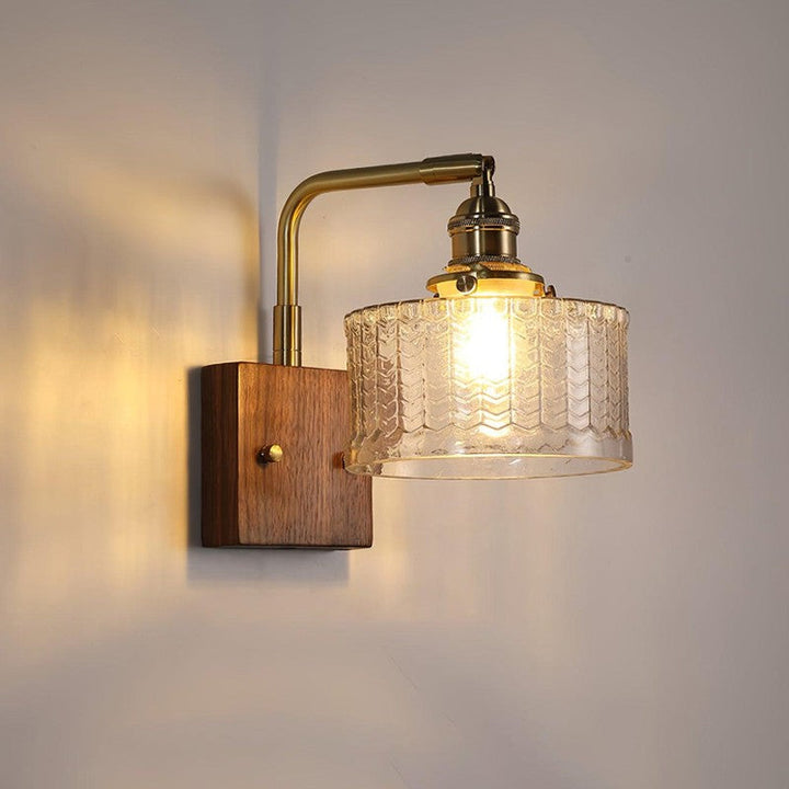 Iluminación moderna: lámpara de pared con brazo de metal y pantalla de vidrio. Perfecta para decoración y luz ambiente.
