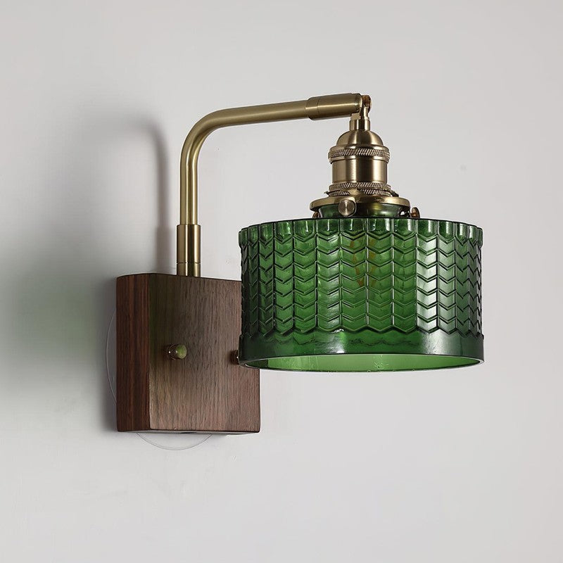 Elegante lámpara de pared con brazo metálico y pantalla de vidrio, diseño moderno. Aporta luz cálida y estilo al hogar.