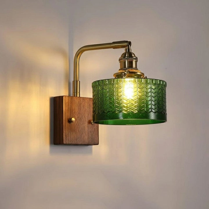 Lámpara de pared decorativa con brazo de metal y pantalla de vidrio, estilo moderno. Crea una luz ambiente única en tu hogar.