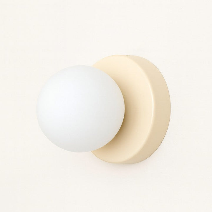 Lámpara de pared moderna, iluminación escandinava para un diseño de interiores contemporáneo y funcional.