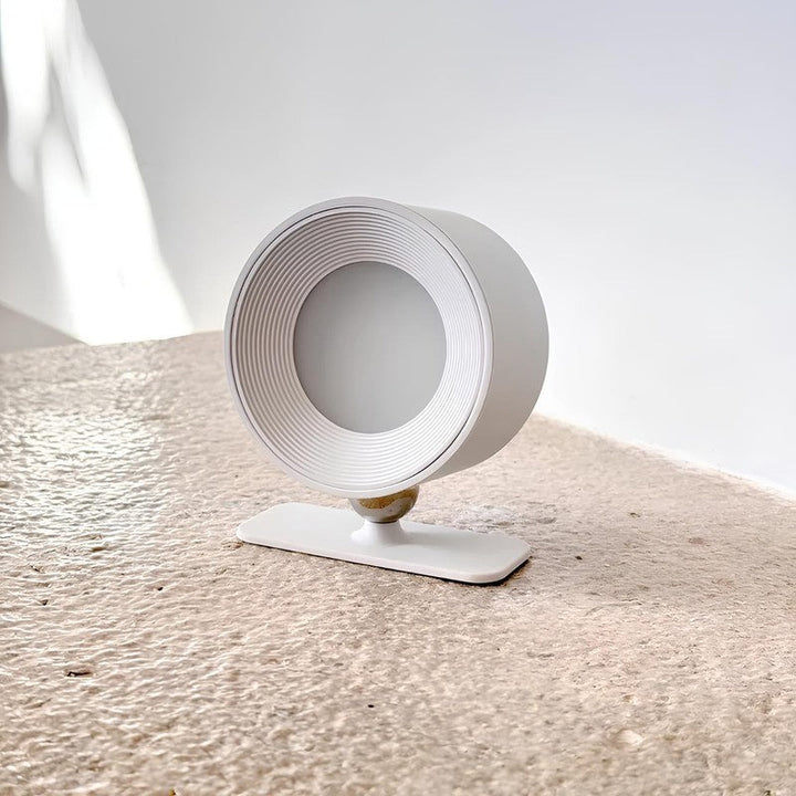 Lámpara de pared inalámbrica con mando, LED giratorio, recargable USB, fácil montaje magnético.