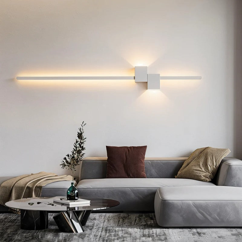 Iluminación LED de diseño lineal, lámpara de pared moderna, ideal para ambientes sofisticados.