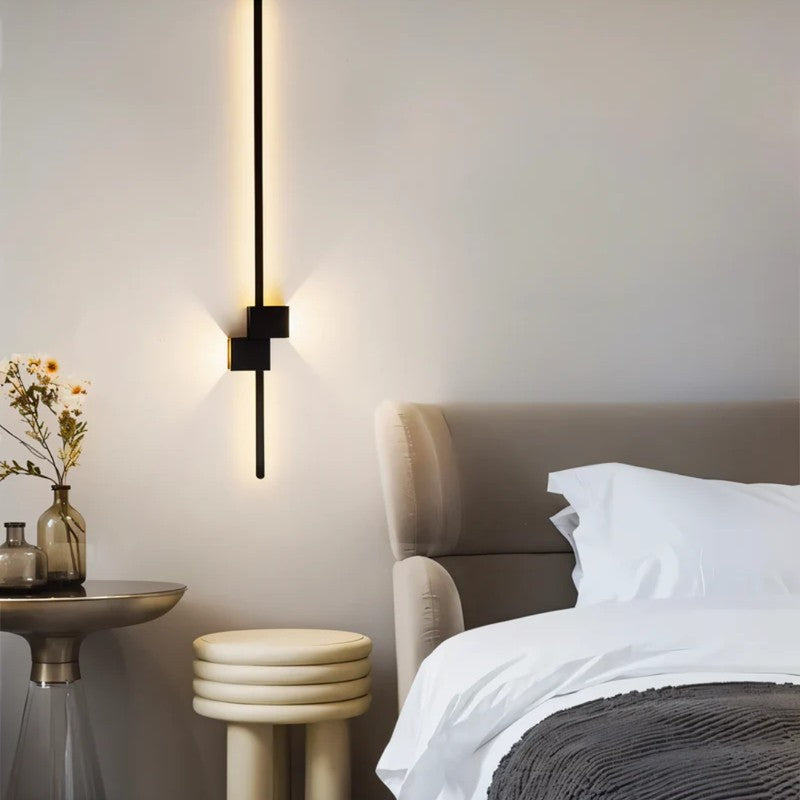 Aplique de pared LED con diseño lineal, ideal para decoración interior contemporánea.