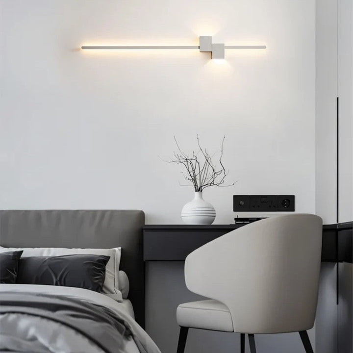 Lámpara LED moderna de pared, luz cálida, perfecta para sala o dormitorio minimalista.