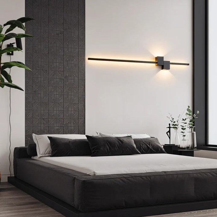 Diseño de lámpara de pared LED lineal, elegante y funcional para interiores modernos.