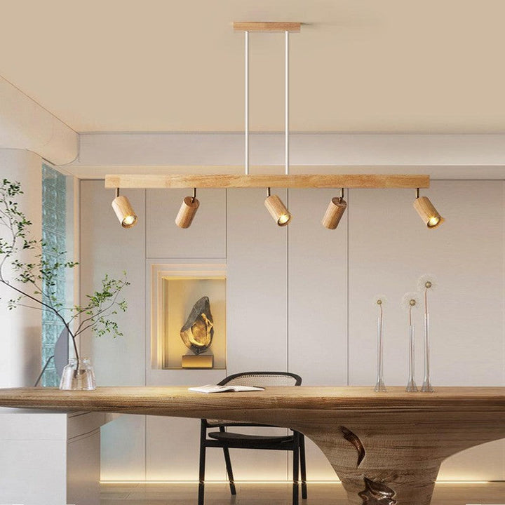 Ambiente escandinavo: Lámpara de techo de madera con focos para iluminación versátil.