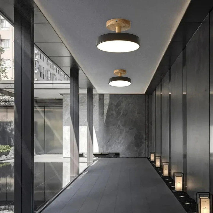 Lámpara de techo escandinava que aporta luz y diseño al interior.