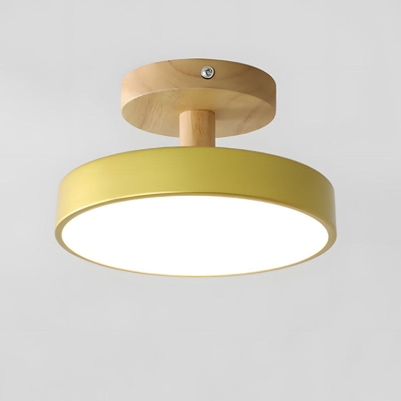 Diseño moderno de lámpara de techo, ideal para ambientes nórdicos.