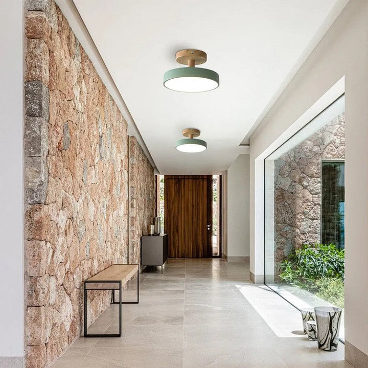 Iluminación de techo moderna que realza la decoración interior del hogar.