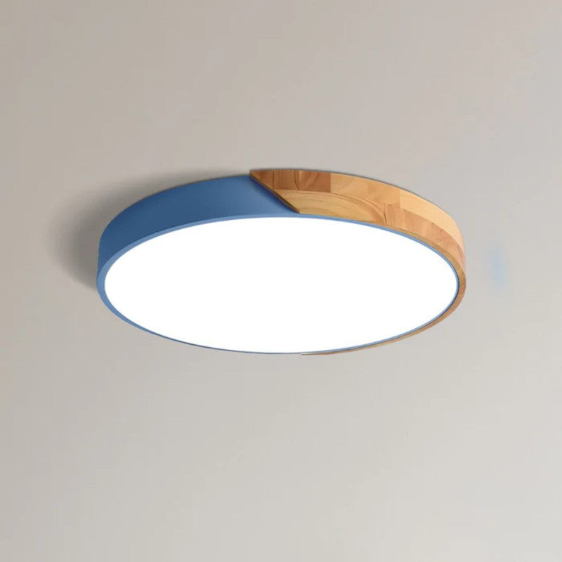 Foco de techo LED escandinavo, redondo, con atractivo borde de madera clara.