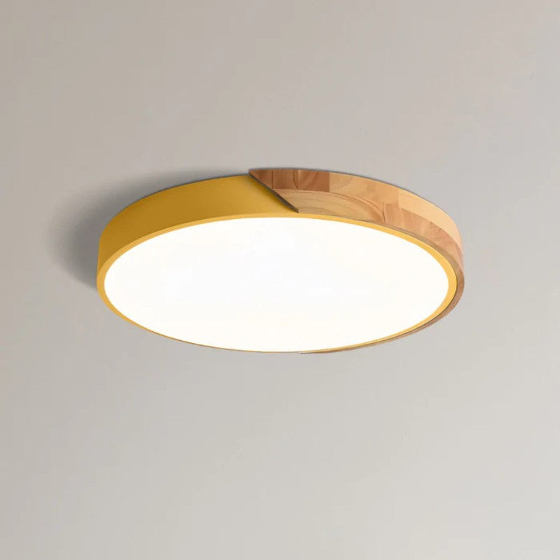 Lámpara de techo LED redonda minimalista, borde de madera, luz brillante y eficiente.