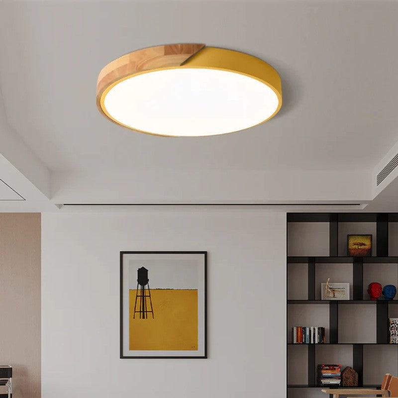 Panel LED de techo escandinavo, redondo, con detalles de madera, iluminación interior elegante.