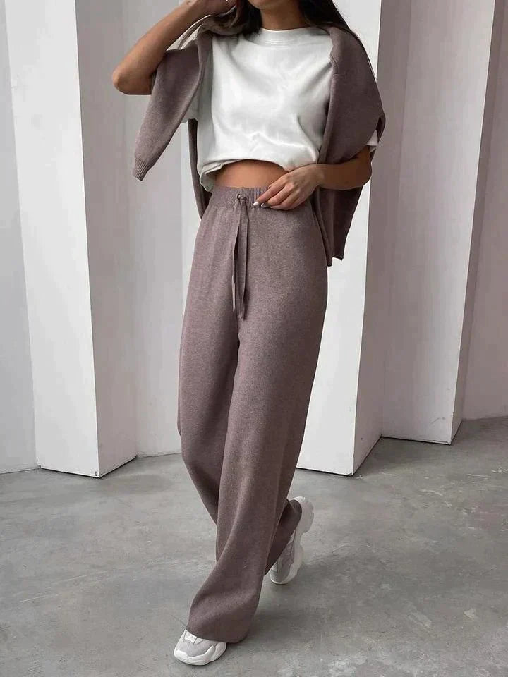 Conjunto lounge de moda femenina, versátil y con estilo, ideal para ropa casual de otoño/invierno o relax en casa.