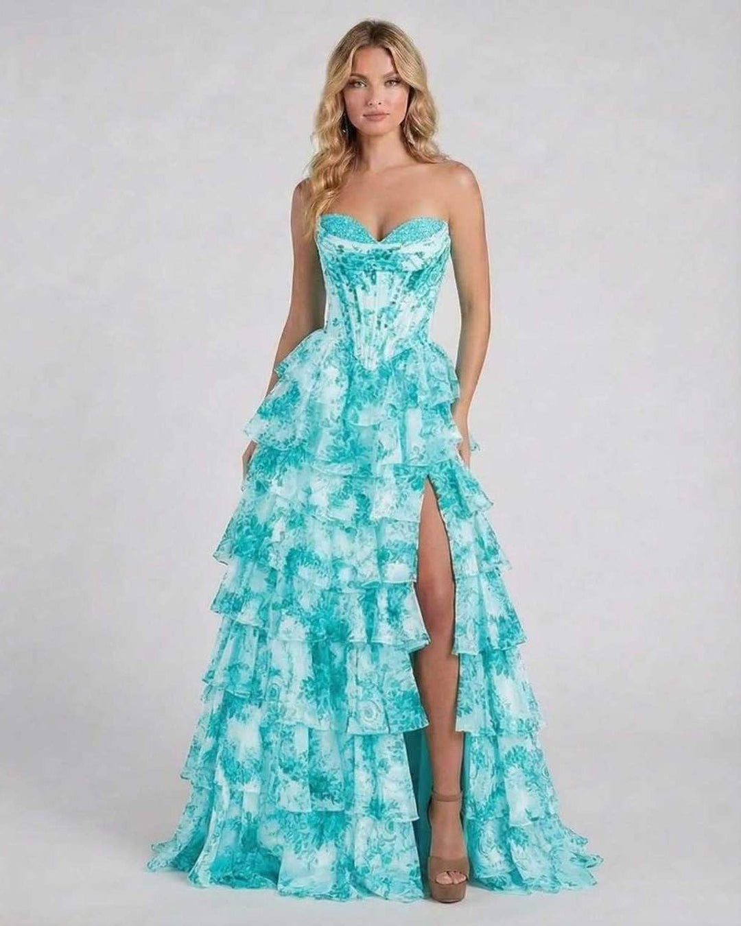 Vestido maxi floral turquesa elegante para mujer, silueta fluida, ideal para eventos de verano.