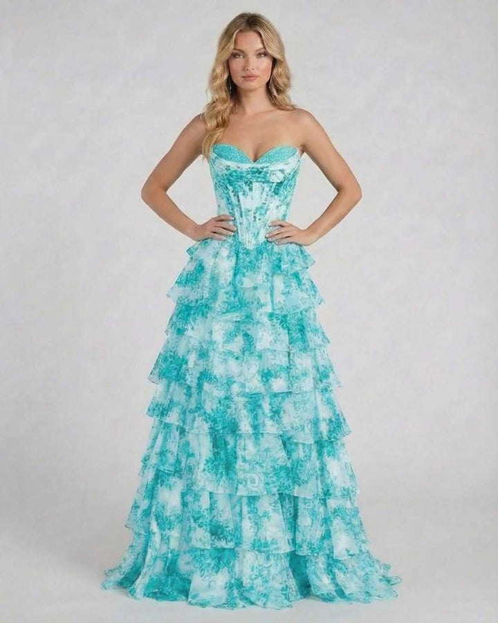 Mujer luciendo vestido maxi floral turquesa elegante, con diseño sin tirantes y silueta fluida para fiestas.