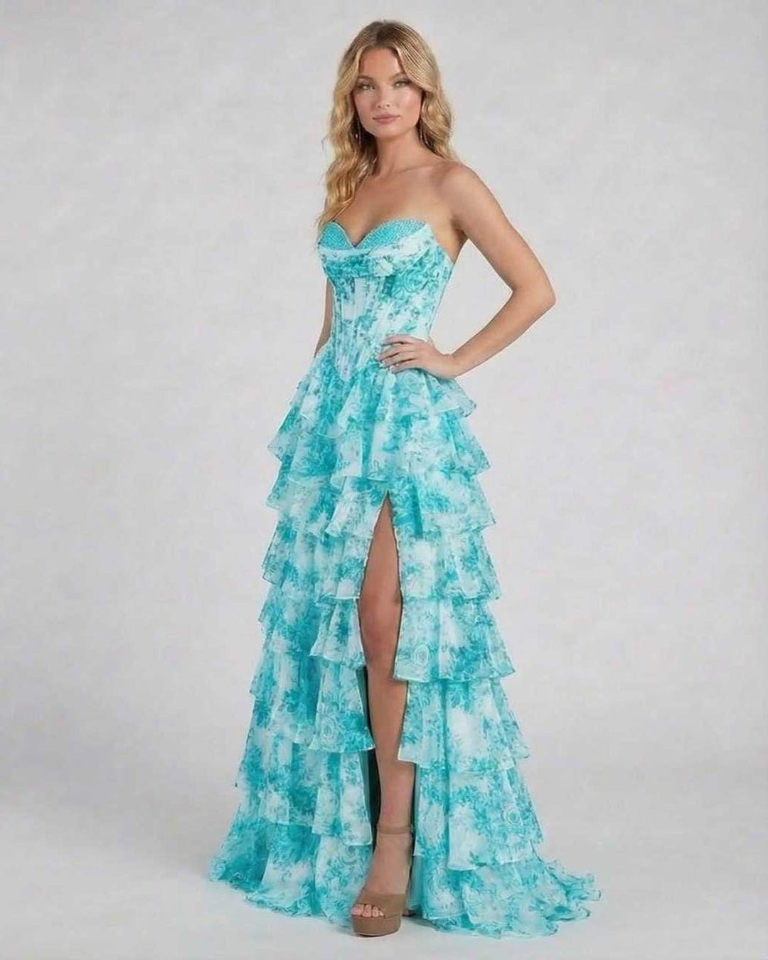 Detalle de vestido maxi floral turquesa, mostrando el tejido fluido y la delicada caída de las capas.