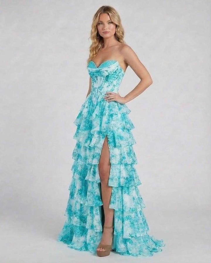 Detalle de vestido maxi floral turquesa, mostrando el tejido fluido y la delicada caída de las capas.