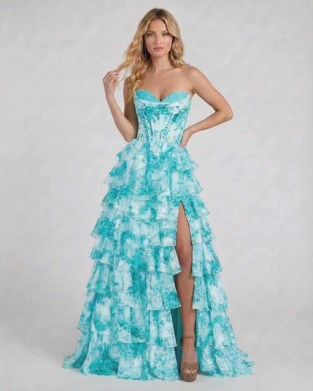 Vestido maxi turquesa con patrón floral para mujer, estilo formal y elegante para eventos como graduaciones.