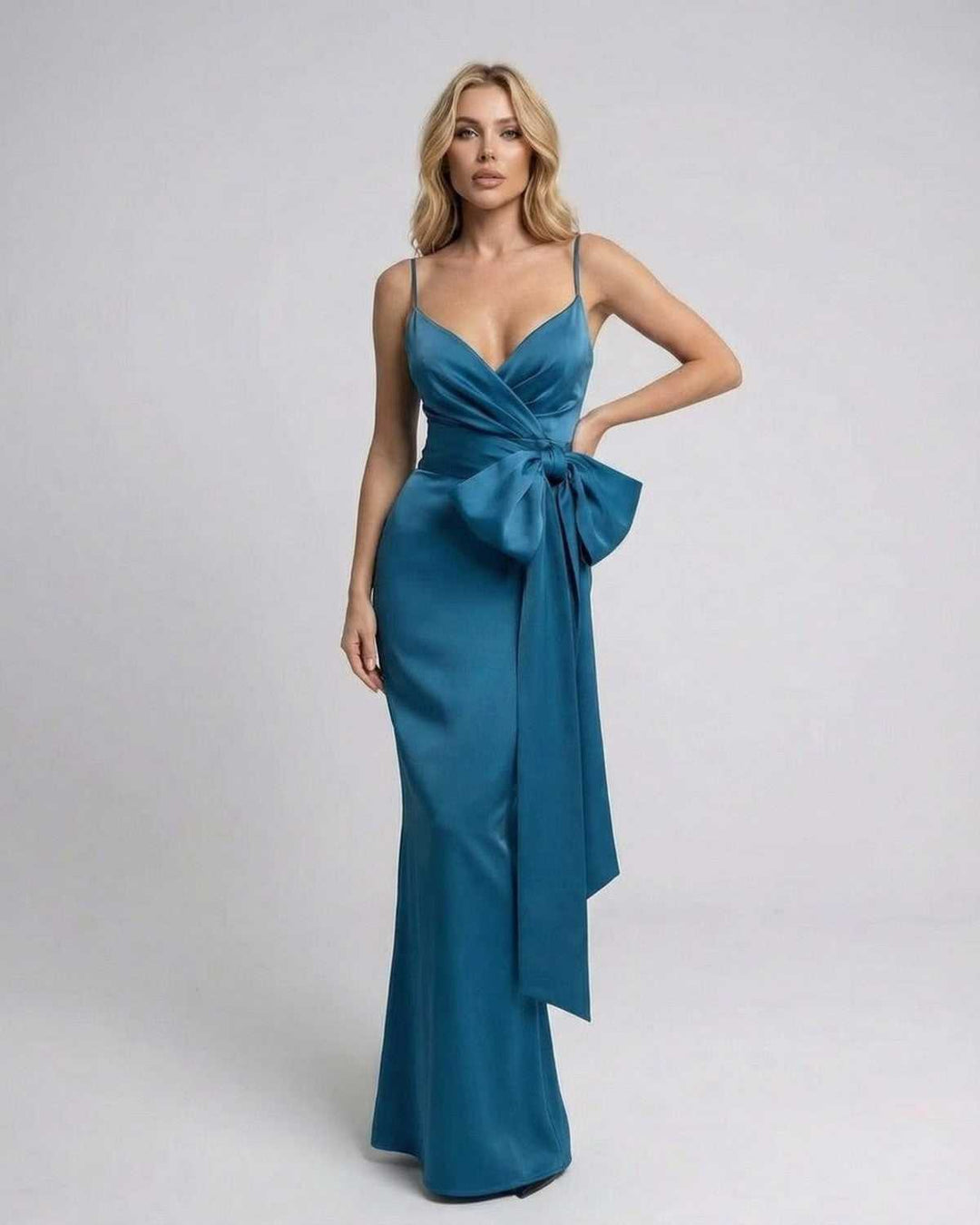Vestido maxi blanco asimétrico, sin mangas, que irradia elegancia moderna para cualquier evento formal.