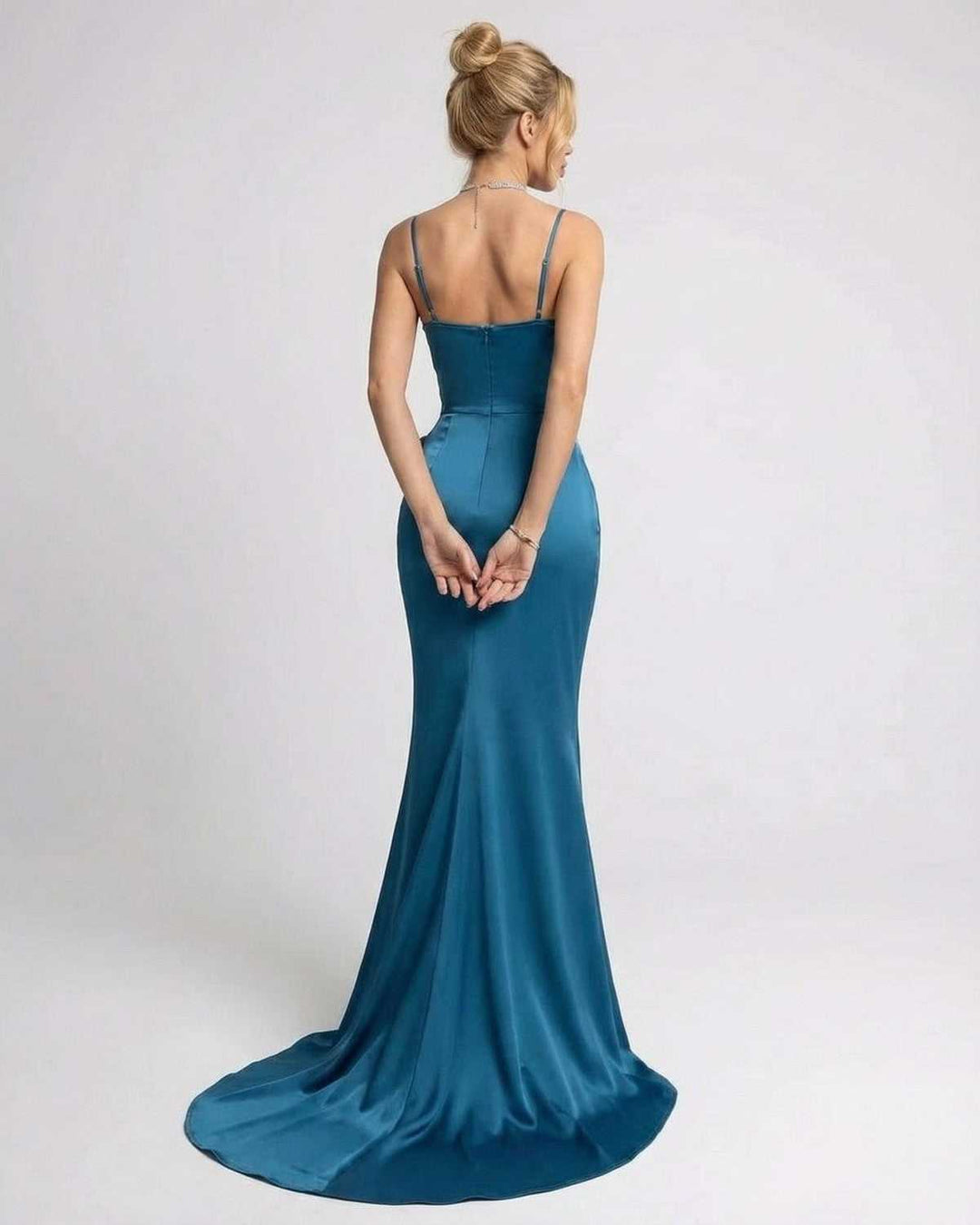 Vestido de noche asimétrico blanco sin mangas, fluido y moderno, perfecto para ocasiones formales.