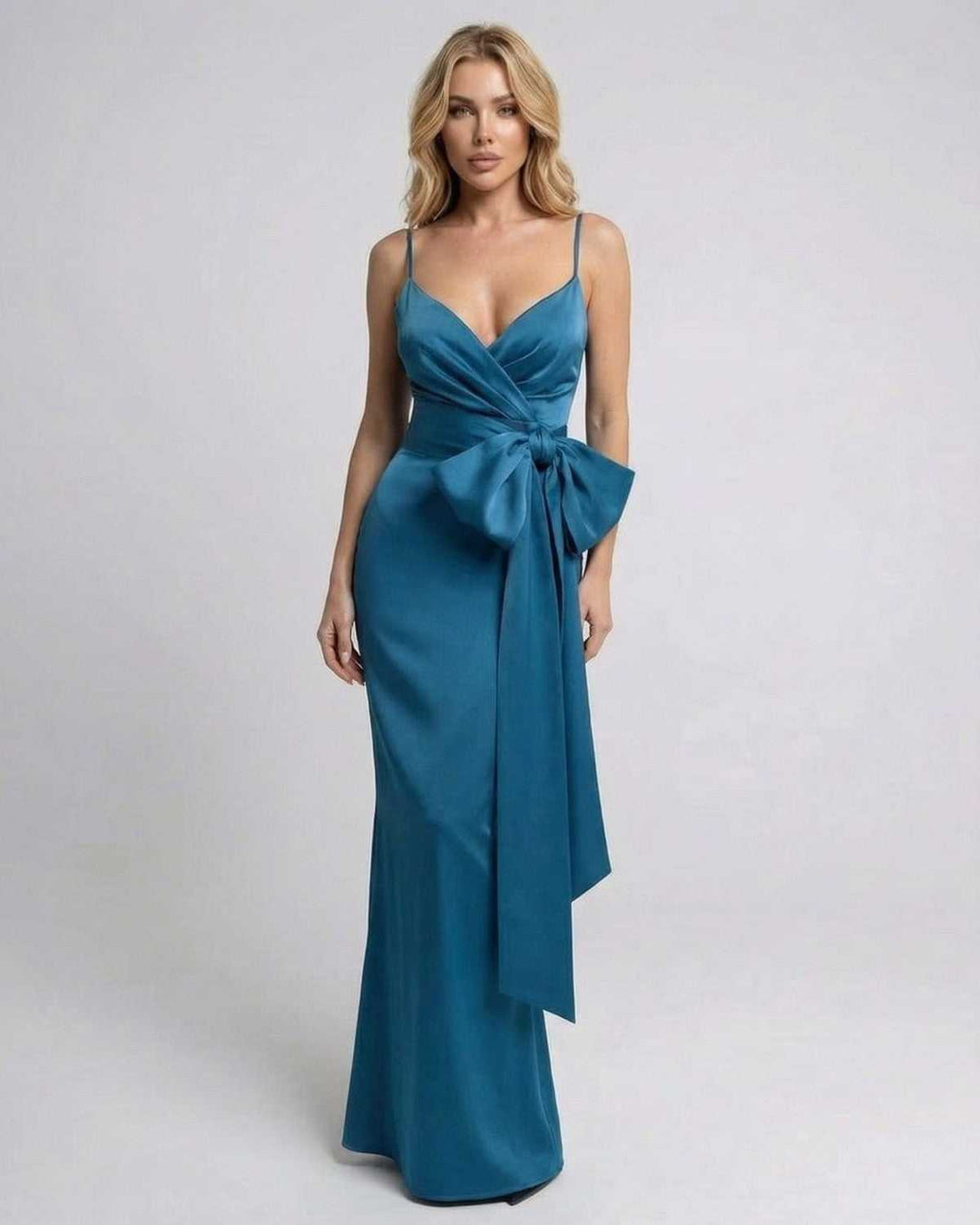Moda femenina: vestido maxi blanco asimétrico, moderno y elegante, ideal para primavera y verano.