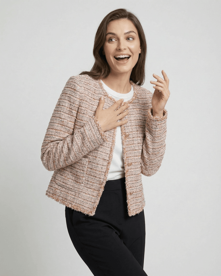 Chaqueta blanca de mujer con cuello redondo y manga larga. Estilo elegante y sofisticado para cualquier ocasión.