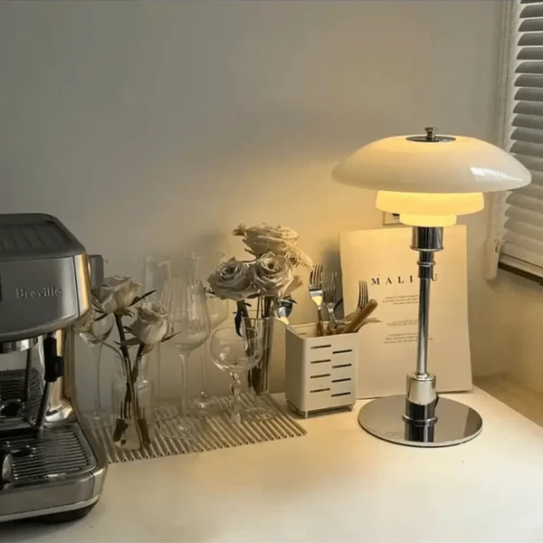 Decoración de hogar con estilo: lámpara de mesa escandinava retro, iluminación de diseño interior.