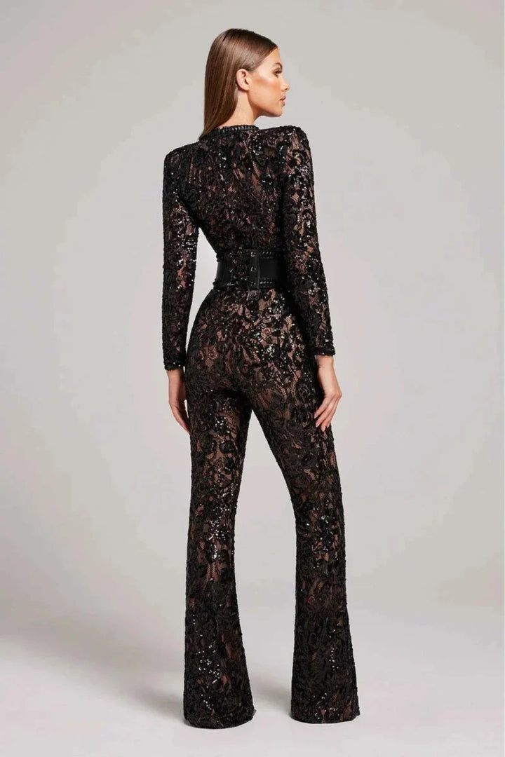 Mono blanco sofisticado de encaje con manga larga para mujer, ideal para eventos especiales y fiestas.