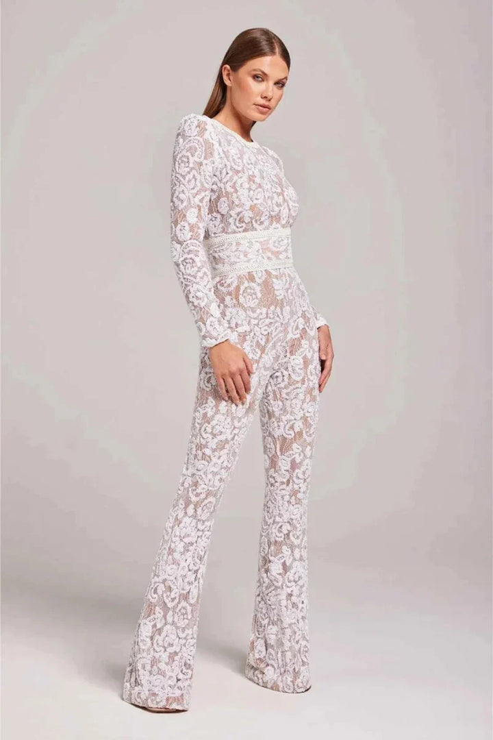 Mono blanco de encaje con manga larga, elegante y glamuroso para mujer. Perfecto para fiesta o evento.