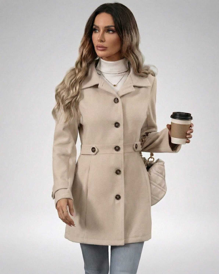 Chaqueta slim fit latte para mujer, diseño elegante y entallado, ideal para oficina o look casual de primavera.