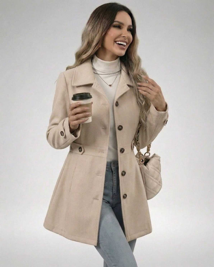 Moderna chaqueta entallada color latte para mujer, estilo elegante que esculpe la figura, perfecta para moda oficina.